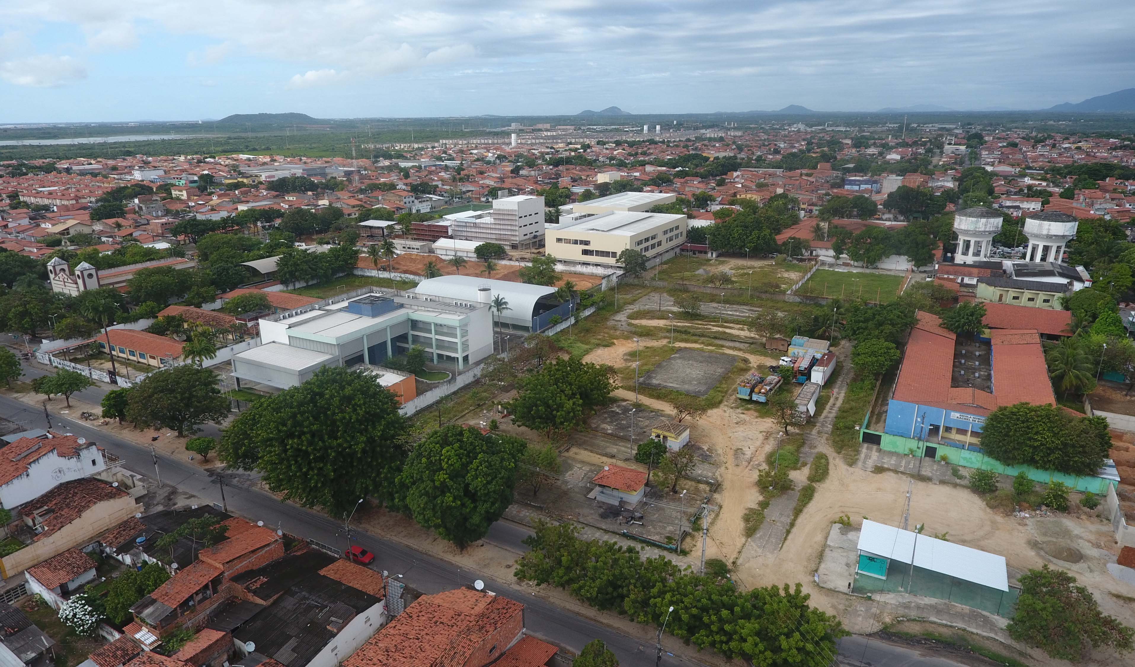 vista aérea do hospital e do terro atrás ainda sem obras